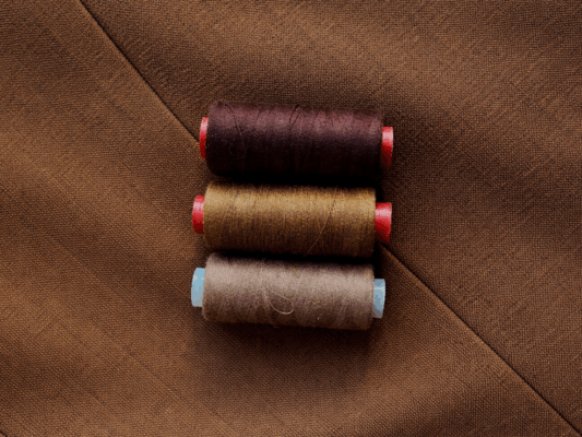 Kết hợp các chất liệu vải như denim, cotton, lụa và len tạo sự cân bằng cho outfit