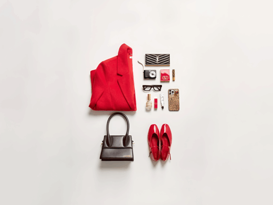 Phụ kiện thời trang như túi xách, kính mát và trang sức giúp outfit nổi bật