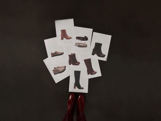 Chọn giày phù hợp với trang phục giúp tổng thể outfit hài hòa và thời trang